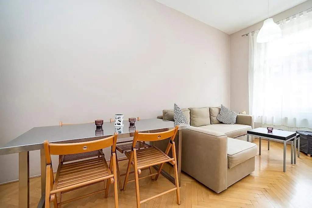 Cozy And Sunny Apartment In Uptown Praha
