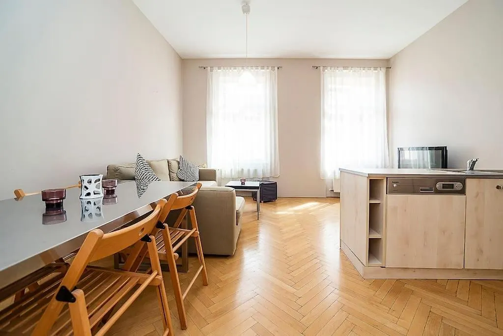 Cozy And Sunny Apartment In Uptown Praha